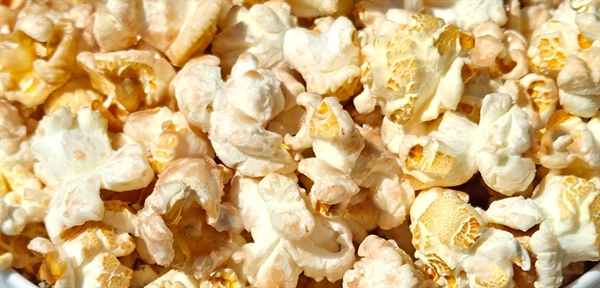 Close-up of popcorn coated in Apple Crisp Glaze Pop, featuring flavors of baked apples, warm cinnamon, and buttery topping for a sweet, crunchy fall dessert treat